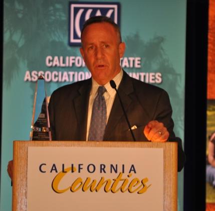 Senate Pro Tem Darrell Steinberg talks to county officials after being honored with a 2013 CSAC Distinguished Service Award.